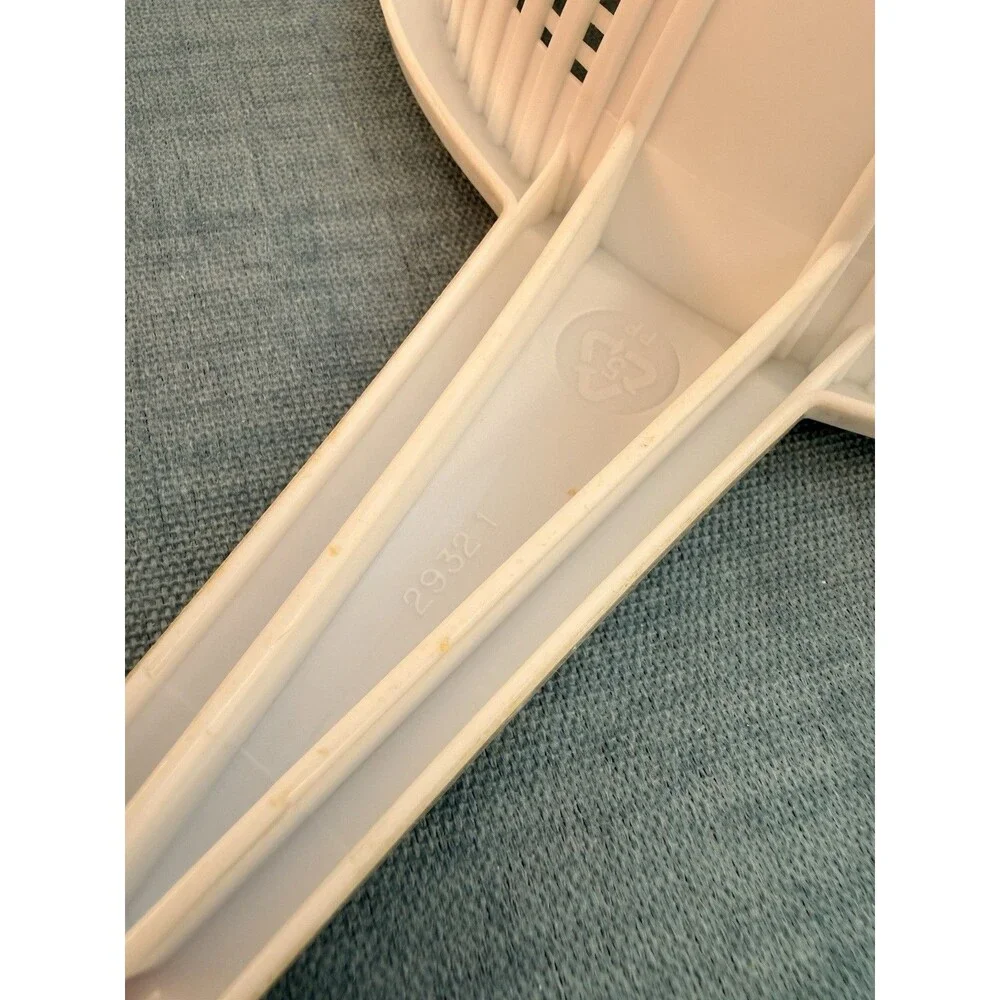 Vintage Rubbermaid 1 Qt Colander Strainer #2932 White w/Handle